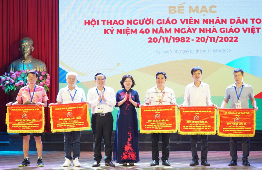 Ban tổ chức trao giải Nhất, Nhì, Ba toàn đoàn môn thi đấu Cầu lông.