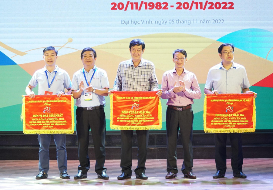 Ban tổ chức trao giải Nhất, Nhì, Ba toàn đoàn môn thi đấu bóng chuyền hơi nam nữ tại Hội thao.