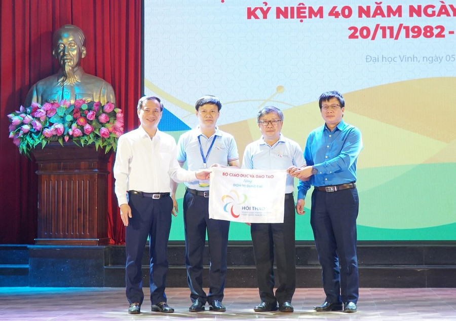 Ban tổ chức trao Cờ đăng cai Hội thao Người giáo viên nhân dân năm 2023 cho Trường Đại học Hồng Đức (tỉnh Thanh Hóa).