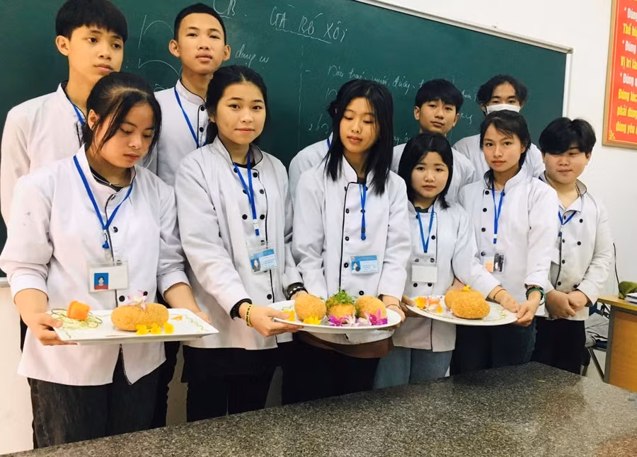 Học sinh học nghề nấu ăn Trường Trung cấp Kinh tế - Kỹ thuật Nghi Lộc (Nghệ An). Ảnh: NTCC.