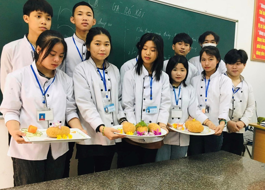 Học sinh học nghề nấu ăn Trường Trung cấp Kinh tế - Kỹ thuật Nghi Lộc (Nghệ An). Ảnh: NTCC. Học sinh học nghề nấu ăn Trường Trung cấp Kinh tế - Kỹ thuật Nghi Lộc (Nghệ An). Ảnh: NTCC.