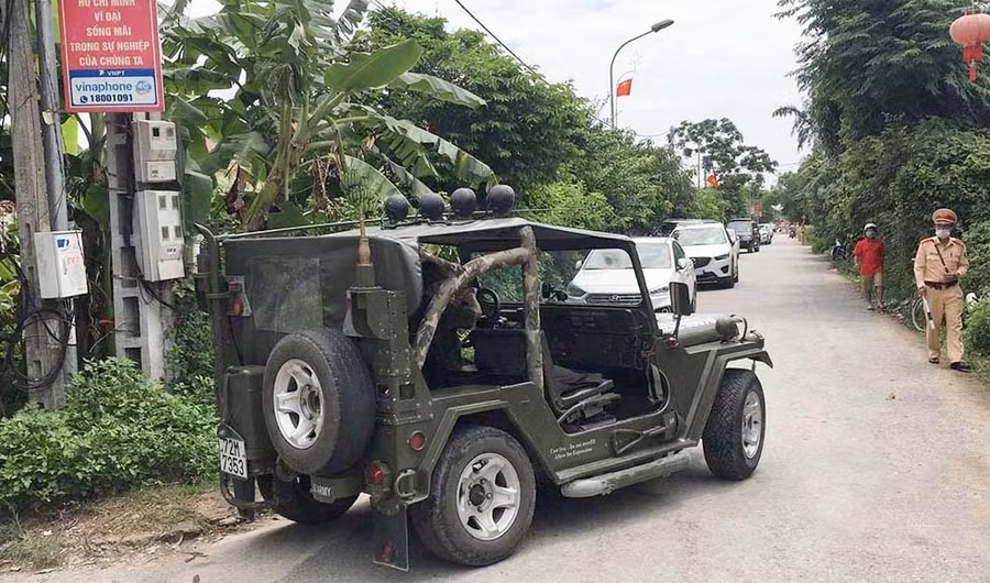 Chiếc xe được cho là của nhóm người trước đó đã lái đến nhà ông Phú.