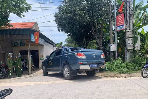 Lực lượng chức năng có mặt tại hiện trường vụ việc.