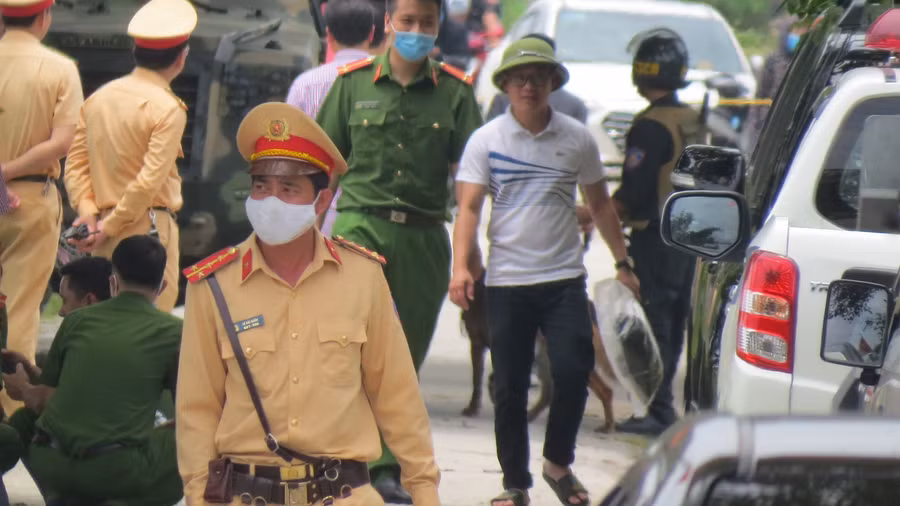 Nhiều đơn vị nghiệp vụ có mặt tại hiện trường.