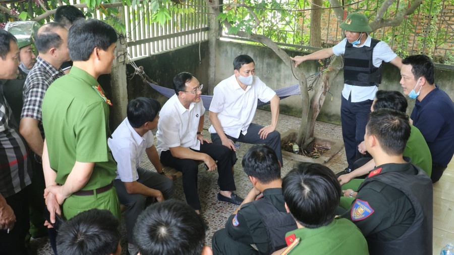 Ban Giám đốc Công an tỉnh Nghệ An có mặt tại hiện trường chỉ đạo bắt nghi can nổ súng.