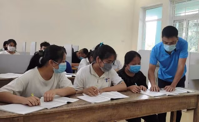 Thầy và trò Trường THCS Tân Phúc, huyện Lang Chánh (Thanh Hóa) ôn luyện trước kỳ thi vào lớp 10 THPT năm học 2021-2022.