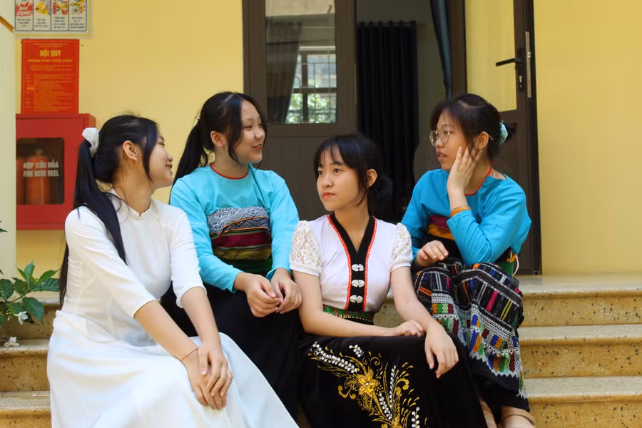 Học sinh nữ của trường rạng rỡ trong trang phục dân tộc. Đây cũng là nét đẹp của ngôi trường có lịch sử hơn 50 năm này.