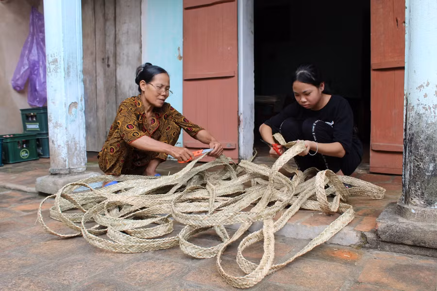 Em Trịnh Thị Bích Phượng tranh thủ phụ giúp mẹ những lúc rảnh rỗi.