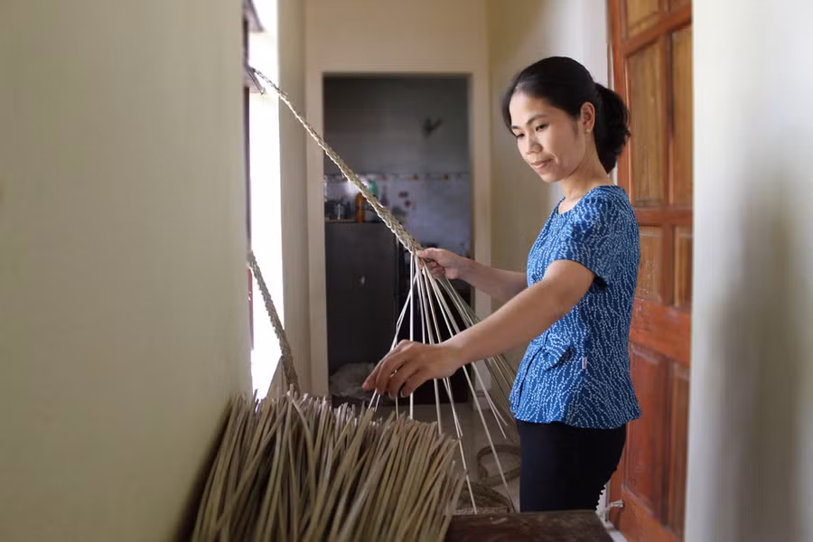 Chị Tạ Thị Bích chọn nghề đan quại tuy thu nhập không nhiều nhưng có thời gian dạy bảo con cái.