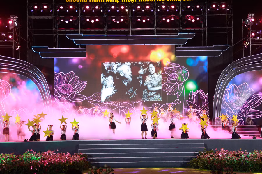 Sinh thời, Bác Hồ luôn dành sự quan tâm đặc biệt đến thiếu niên, nhi đồng - thế hệ tương lai của đất nước. Ảnh: Sách Nguyễn.