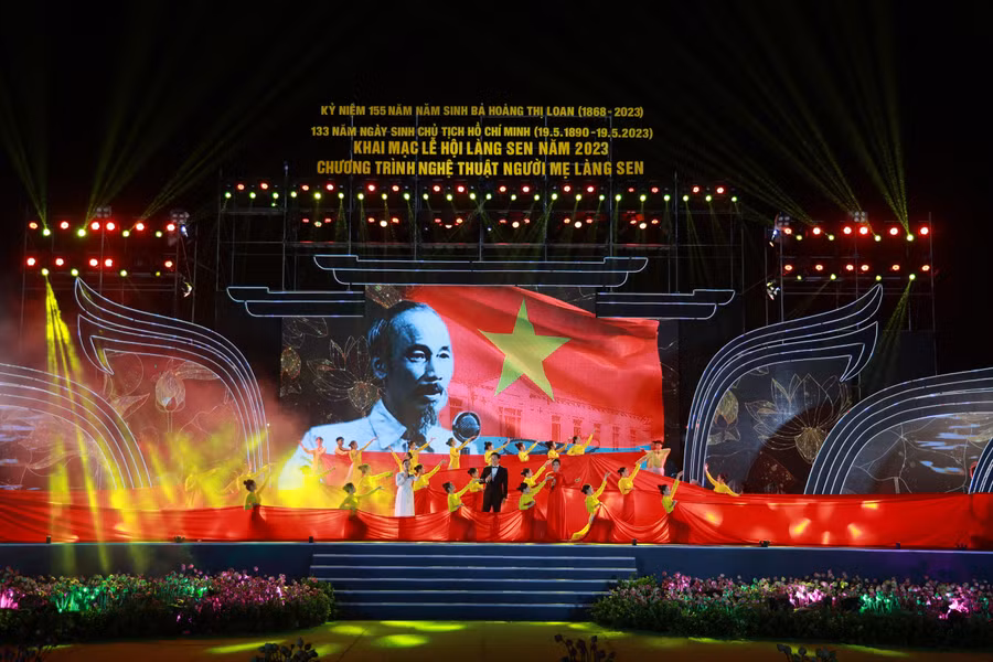 Lễ khai mạc Lễ hội Làng Sen và chương trình nghệ thuật Người mẹ Làng Sen 2023. Ảnh: Sách Nguyễn.