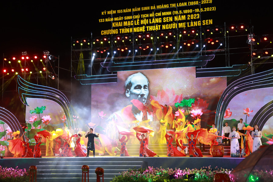 Các hoạt động của Lễ hội Làng Sen là sự tri ân của nhân dân đối với Chủ tịch Hồ Chí Minh và tôn vinh các giá trị tư tưởng, đạo đức của Người. Ảnh: Sách Nguyễn.