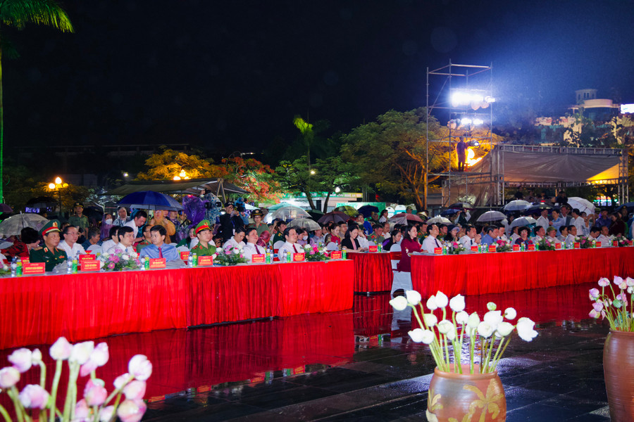 Các đại biểu trung ương, địa phương và đông đảo quần chúng nhân dân tham dự lễ khai mạc Lễ hội Làng Sen năm 2023 tại Quảng trường Hồ Chí Minh.