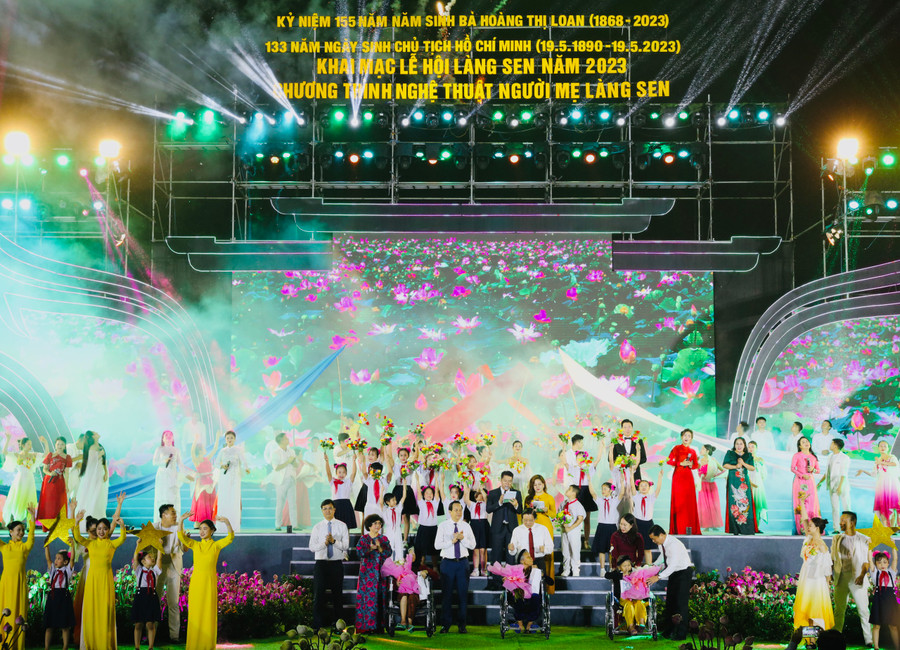 Các đại biểu tặng quà tri ân Mẹ Việt Nam Anh hùng tại lễ khai mạc Lễ hội Làng Sen 2023.