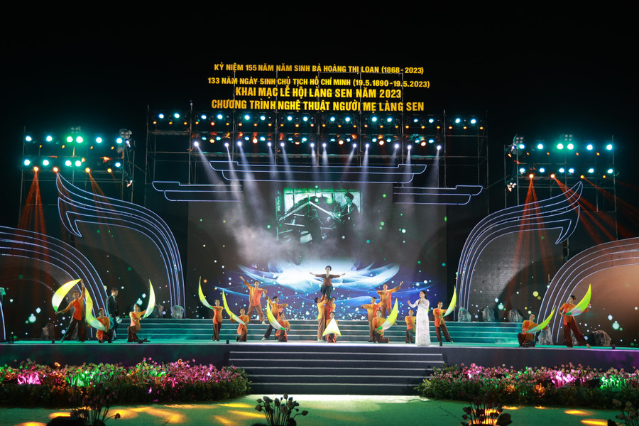Chương trình nghệ thuật “Người mẹ Làng Sen” tái hiện lại cuộc đời dung dị, tần tảo nuôi chí lớn cho chồng, cho con của bà Hoàng Thị Loan - thân mẫu Chủ tịch Hồ Chí Minh. Ảnh: Sách Nguyễn.