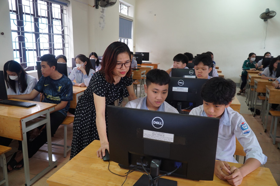 Giáo viên lưu ý thí sinh đăng ký xét tuyển vào lớp tiên tiến hoặc lớp năng lực tiếng Anh nếu đủ điều kiện và có nhu cầu. Ảnh: Hồ Lài. Giáo viên lưu ý thí sinh đăng ký xét tuyển vào lớp tiên tiến hoặc lớp năng lực tiếng Anh nếu đủ điều kiện và có nhu cầu. Ảnh: Hồ Lài.