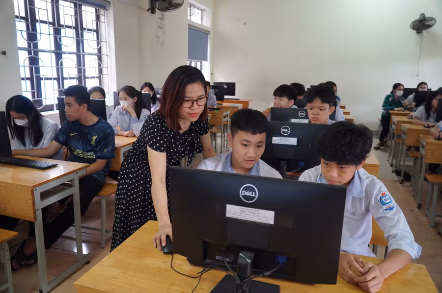 Giáo viên lưu ý thí sinh đăng ký xét tuyển vào lớp tiên tiến hoặc lớp năng lực tiếng Anh nếu đủ điều kiện và có nhu cầu. Ảnh: Hồ Lài.