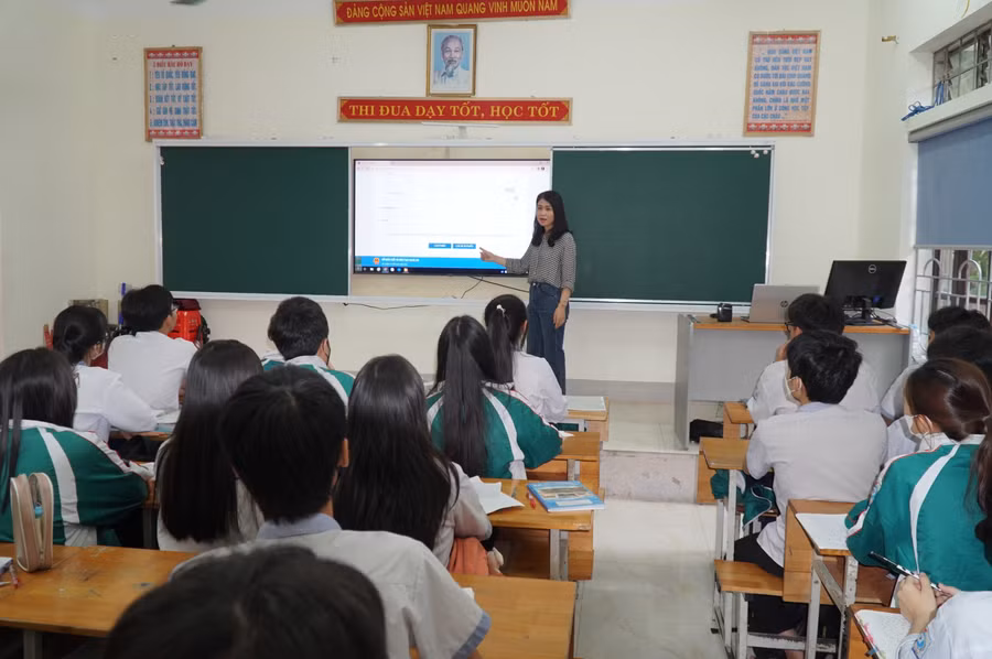 Cô Nguyễn Thị Minh Huệ - giáo viên chủ nhiệm lớp 9A, Trường THCS Hồng Sơn (TP Vinh, Nghệ An) lưu ý học sinh lựa chọn nguyện vọng 1 phù hợp. Ảnh: Hồ Lài.