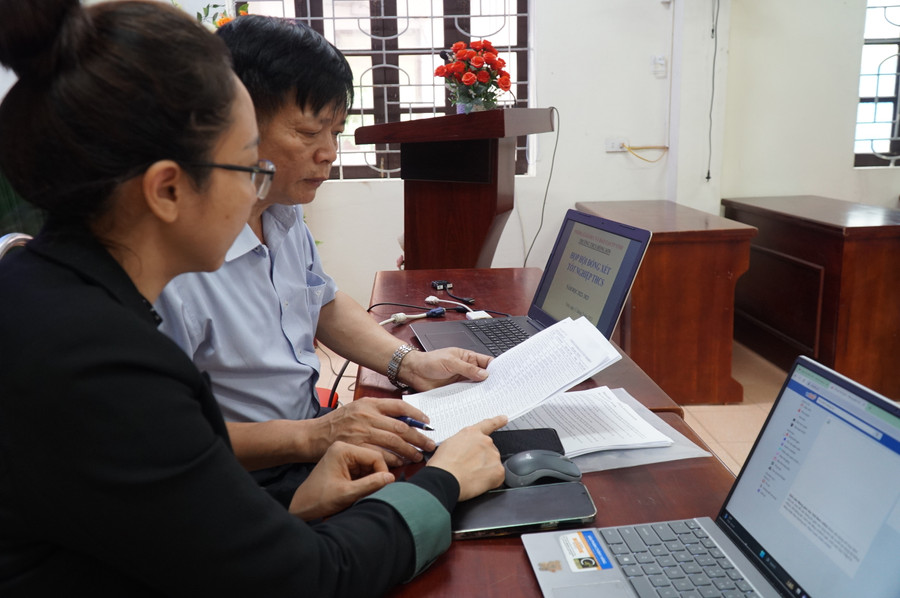Ngày 12/5, các trường THCS tại Nghệ An đang hoàn tất việc xét tốt nghiệp để kịp cho học sinh đăng ký vào lớp 10. Tại trường THCS Hồng Sơn (TP Vinh) qua tổng hợp tỷ lệ tốt nghiệp năm nay là 99%. Ảnh: Hồ Lài. Ngày 12/5, các trường THCS tại Nghệ An đang hoàn tất việc xét tốt nghiệp để kịp cho học sinh đăng ký vào lớp 10. Tại trường THCS Hồng Sơn (TP Vinh) qua tổng hợp tỷ lệ tốt nghiệp năm nay là 99%. Ảnh: Hồ Lài.