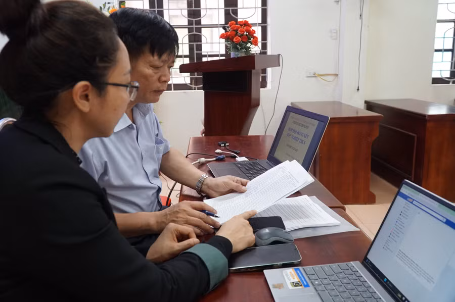 Ngày 12/5, các trường THCS tại Nghệ An đang hoàn tất việc xét tốt nghiệp để kịp cho học sinh đăng ký vào lớp 10. Tại trường THCS Hồng Sơn (TP Vinh) qua tổng hợp tỷ lệ tốt nghiệp năm nay là 99%. Ảnh: Hồ Lài.