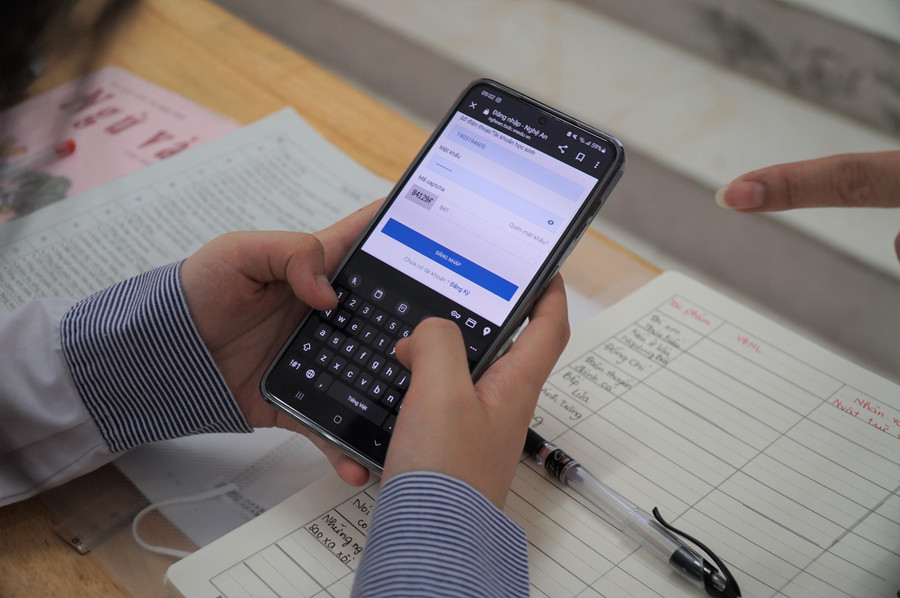 Việc đăng nhập và thực hiện các thao tác đăng ký tuyển sinh trực tuyến không quá phức tạp, nhưng học sinh không vội vàng và thận trọng trước khi đưa ra quyết định nguyện vọng. Ảnh: Hồ Lài. Việc đăng nhập và thực hiện các thao tác đăng ký tuyển sinh trực tuyến không quá phức tạp, nhưng học sinh không vội vàng và thận trọng trước khi đưa ra quyết định nguyện vọng. Ảnh: Hồ Lài.