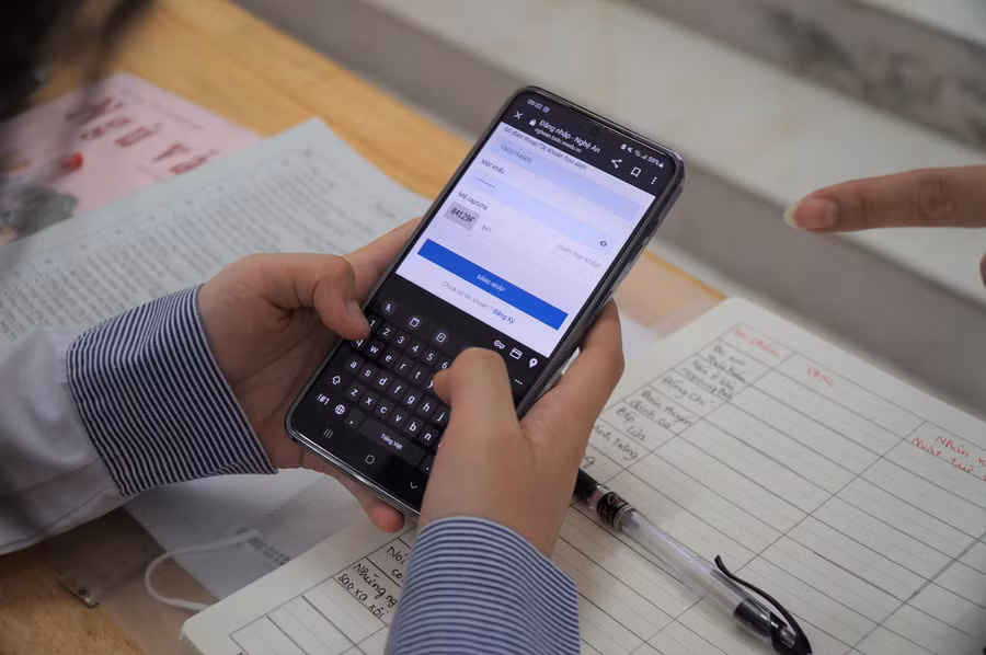 Việc đăng nhập và thực hiện các thao tác đăng ký tuyển sinh trực tuyến không quá phức tạp, nhưng học sinh không vội vàng và thận trọng trước khi đưa ra quyết định nguyện vọng. Ảnh: Hồ Lài.