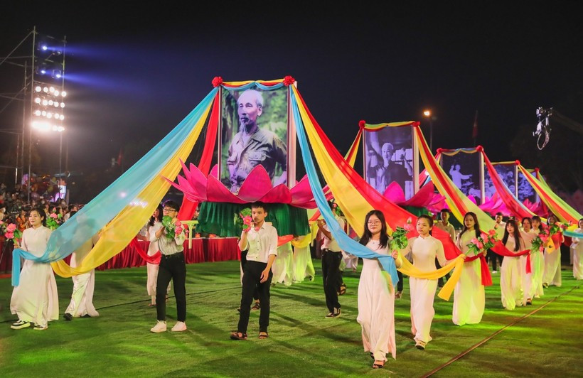Lễ rước ảnh Bác ở Quảng trường Hồ Chí Minh tại Lễ hội Làng Sen năm 2022. Lễ rước ảnh Bác ở Quảng trường Hồ Chí Minh tại Lễ hội Làng Sen năm 2022.