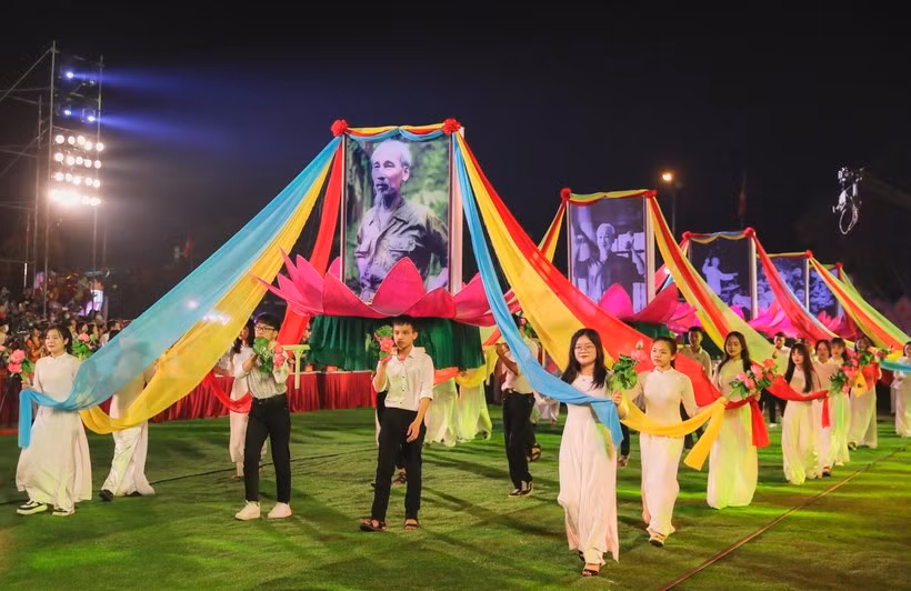 Lễ rước ảnh Bác ở Quảng trường Hồ Chí Minh tại Lễ hội Làng Sen năm 2022. Lễ rước ảnh Bác ở Quảng trường Hồ Chí Minh tại Lễ hội Làng Sen năm 2022.