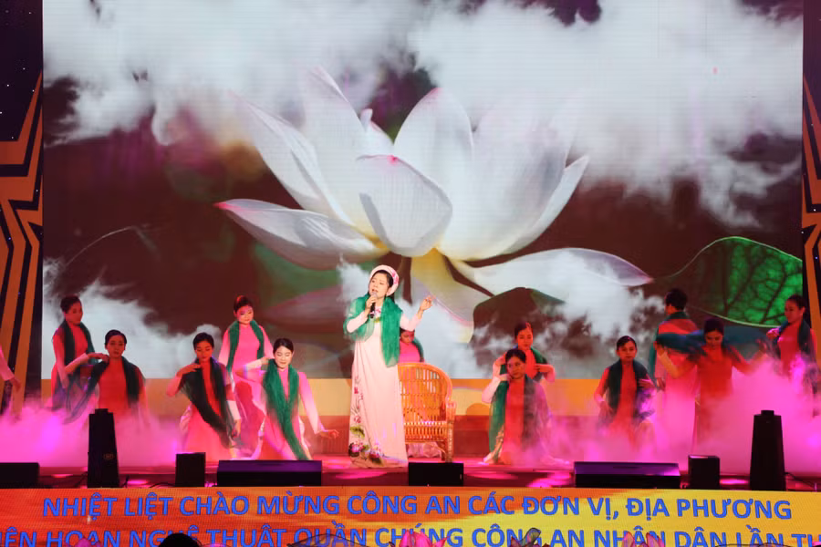 Các hoạt động tại Lễ hội Làng Sen góp phần quảng bá hình ảnh đất nước, con người Nghệ An. (Ảnh: Hồ Lài) Các hoạt động tại Lễ hội Làng Sen góp phần quảng bá hình ảnh đất nước, con người Nghệ An. (Ảnh: Hồ Lài)