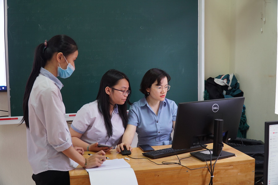 Việc triển khai đăng ký tuyển sinh trực tuyến vào lớp 10 THPT tỉnh Nghệ An diễn ra từ ngày 11- 15/5. Ảnh: Hồ Lài. Việc triển khai đăng ký tuyển sinh trực tuyến vào lớp 10 THPT tỉnh Nghệ An diễn ra từ ngày 11- 15/5. Ảnh: Hồ Lài.