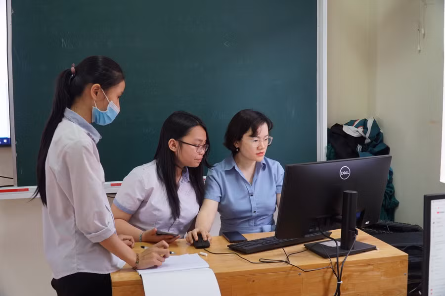 Việc triển khai đăng ký tuyển sinh trực tuyến vào lớp 10 THPT tỉnh Nghệ An diễn ra từ ngày 11- 15/5. Ảnh: Hồ Lài.