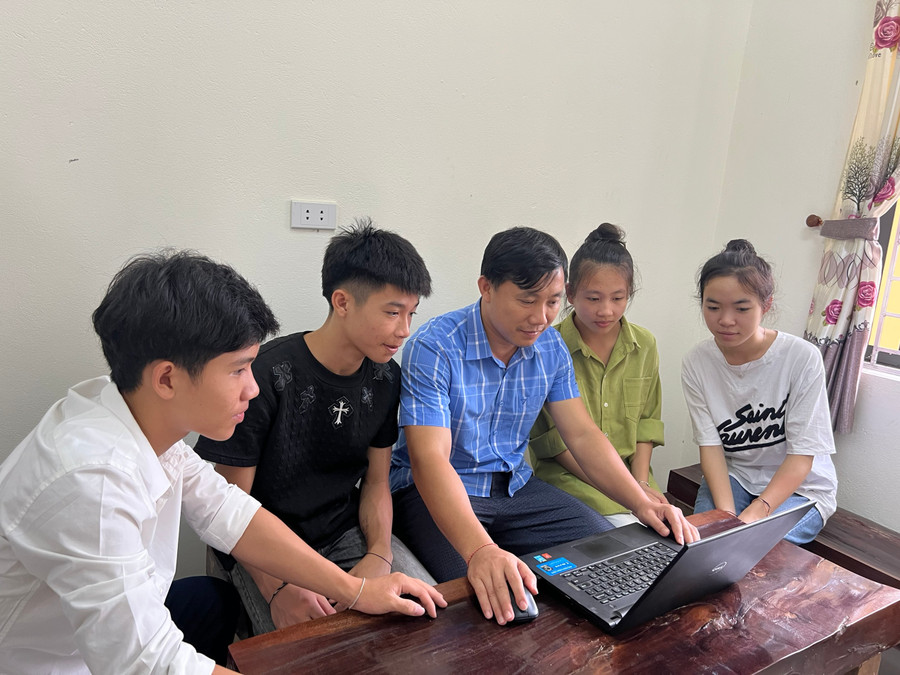 Trường Phổ thông DTBT THCS Lưu Kiền, huyện Tương Dương Nghệ An có hầu hết học sinh là con em đồng bào dân tộc thiểu số, hoàn cảnh khó khăn, không có máy tính nên được giáo viên hỗ trợ đăng ký dự tuyển vào lớp 10. Ảnh: NTCC. Trường Phổ thông DTBT THCS Lưu Kiền, huyện Tương Dương Nghệ An có hầu hết học sinh là con em đồng bào dân tộc thiểu số, hoàn cảnh khó khăn, không có máy tính nên được giáo viên hỗ trợ đăng ký dự tuyển vào lớp 10. Ảnh: NTCC.