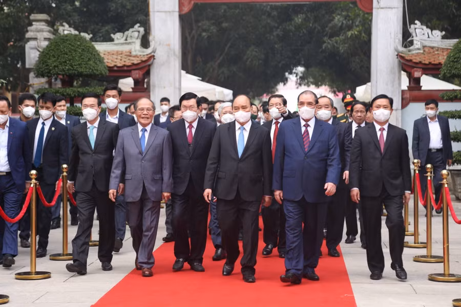 Chủ tịch nước Nguyễn Xuân Phúc cùng lãnh đạo, nguyên lãnh đạo Đảng, Nhà nước qua các thời kỳ về dự Lễ kỷ niệm 60 năm Bác Hồ về thăm quê lần thứ 2.