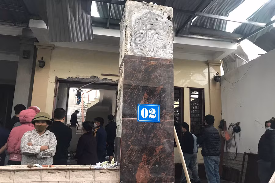 Cửa chính, mái tôn của ngôi nhà bị hư hỏng sau vụ nổ.