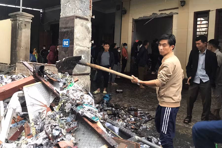 Người dân hỗ trợ gia đình dọn dẹp sau vụ nổ.