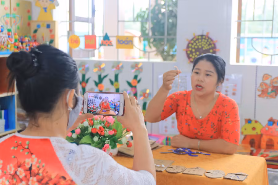 Giáo viên mầm non huyện Nghi Lộc quay clip hướng dẫn phụ huynh và và trẻ tự làm đồ chơi ở nhà.