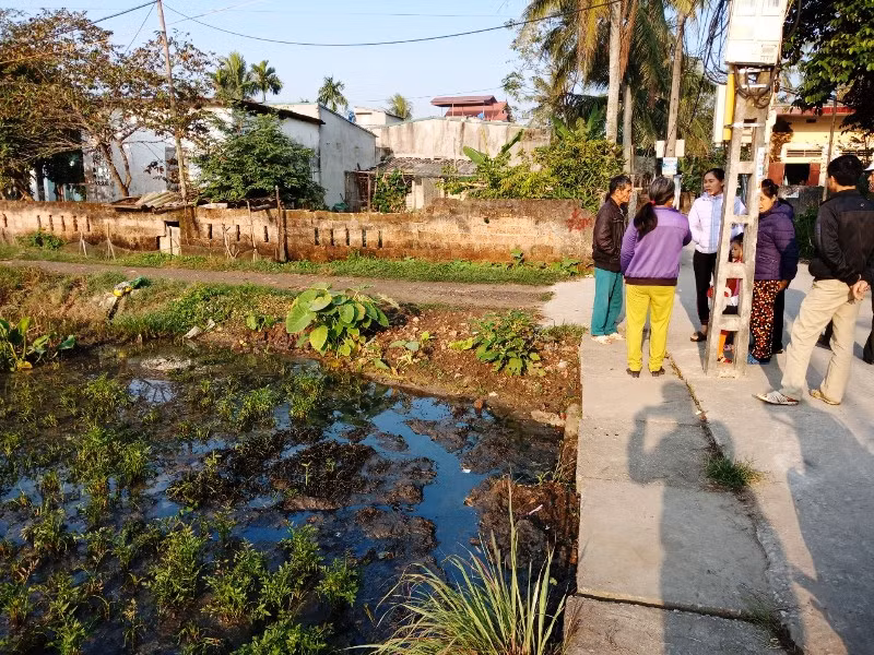 Dầu tràn ra cả cánh đồng ở phường Quảng Hưng, TP. Thanh Hóa. Ảnh: Hồng Đức