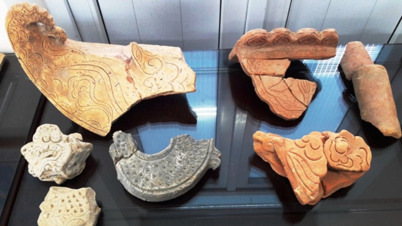 Di vật có họa tiết trang trí thu gom được ở các hố khai quật khảo cổ học ở Am Các