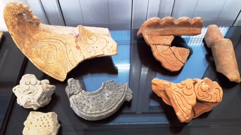 Di vật có họa tiết trang trí thu gom được ở các hố khai quật khảo cổ học ở Am Các Di vật có họa tiết trang trí thu gom được ở các hố khai quật khảo cổ học ở Am Các