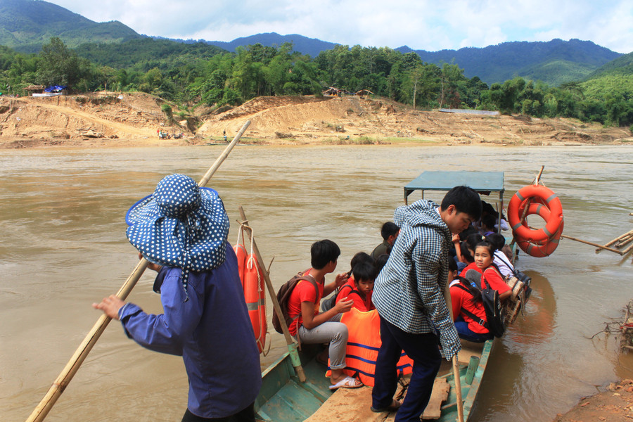 Hàng ngày, hàng chục học sinh của trường THCS Phú Xuân, huyện Quan Hóa phải đến trường bằng đò ngang vượt sông Mã.