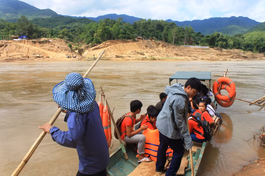 Hàng ngày, hàng chục học sinh của trường THCS Phú Xuân, huyện Quan Hóa phải đến trường bằng đò ngang vượt sông Mã.