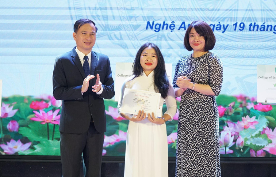 Trường ĐH Vinh khen thưởng sinh viên Lữ Thị Ngân Nhung - thủ khoa đầu vào khóa đào tạo 63 của nhà trường. Trường ĐH Vinh khen thưởng sinh viên Lữ Thị Ngân Nhung - thủ khoa đầu vào khóa đào tạo 63 của nhà trường.