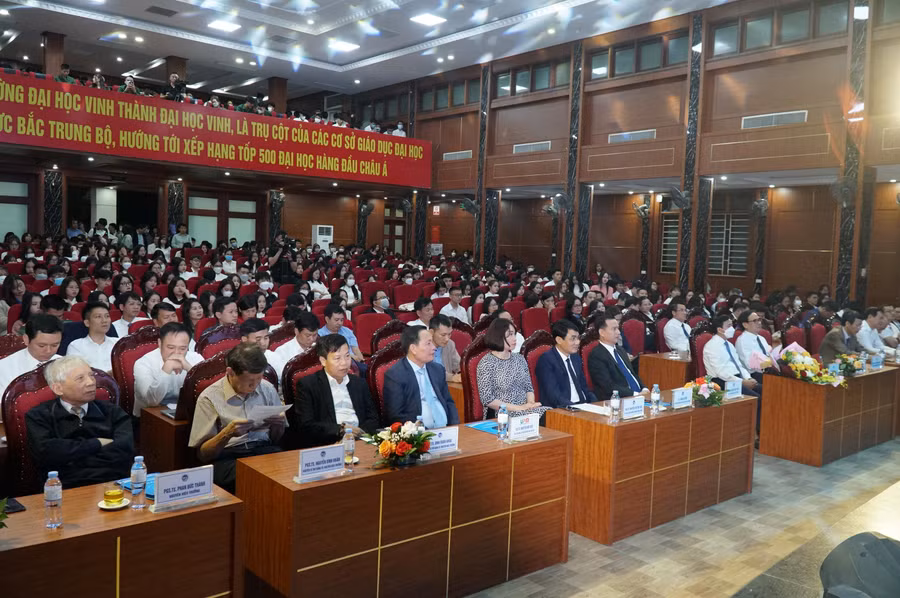 Các đại biểu tham dự lễ khai giảng khóa đào tạo thứ 63, công bố sứ mạng, tầm nhìn của Trường ĐH Vinh. Các đại biểu tham dự lễ khai giảng khóa đào tạo thứ 63, công bố sứ mạng, tầm nhìn của Trường ĐH Vinh.