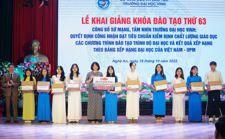 Đại diện nhà trường trao học bổng của các đơn vị tài trợ cho sinh viên có hoàn cảnh khó khăn nỗ lực vươn lên trong học tập Đại diện nhà trường trao học bổng của các đơn vị tài trợ cho sinh viên có hoàn cảnh khó khăn nỗ lực vươn lên trong học tập