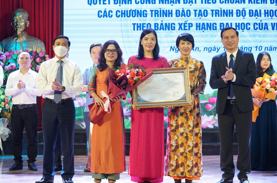 Trường ĐH Vinh công bố Quyết định và trao chứng nhận đạt tiêu chuẩn kiểm định 4 chương trình đào tạo: Sư phạm Ngữ Văn, Sư phạm Địa lý, Công nghệ thực phẩm, Kỹ thuật điều khiển và tự động hóa. Trường ĐH Vinh công bố Quyết định và trao chứng nhận đạt tiêu chuẩn kiểm định 4 chương trình đào tạo: Sư phạm Ngữ Văn, Sư phạm Địa lý, Công nghệ thực phẩm, Kỹ thuật điều khiển và tự động hóa.