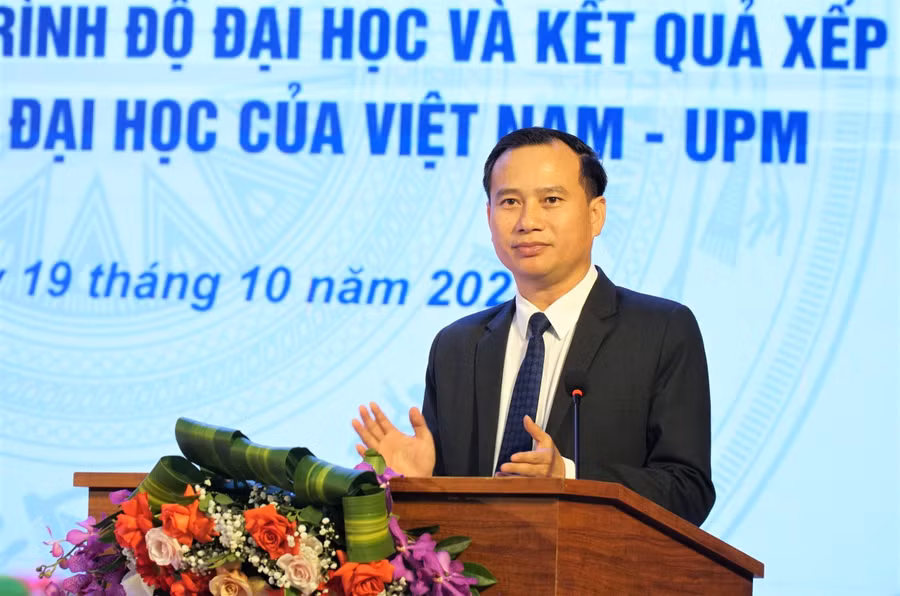 Hiệu trưởng Trường ĐH Vinh chào mừng tân sinh viên khóa 63 và mong các em "hãy sống hết mình cho năm tháng rực rỡ nhất của tuổi trẻ". Hiệu trưởng Trường ĐH Vinh chào mừng tân sinh viên khóa 63 và mong các em "hãy sống hết mình cho năm tháng rực rỡ nhất của tuổi trẻ".