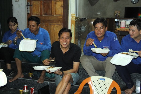 Ông Lê Văn Hồng (áo đen) trực tiếp đem cơm sang Nghi Xuân, Hà Tĩnh và cùng ngồi ăn với đoàn thanh niên Ông Lê Văn Hồng (áo đen) trực tiếp đem cơm sang Nghi Xuân, Hà Tĩnh và cùng ngồi ăn với đoàn thanh niên