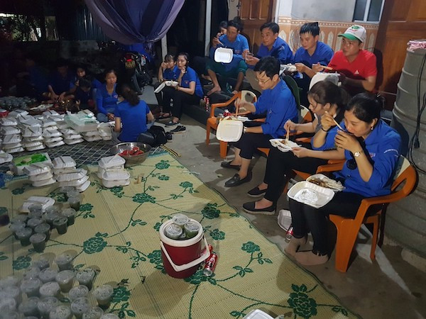 Các suất ăn được đem tặng cho lực lượng tham gia chữa cháy Các suất ăn được đem tặng cho lực lượng tham gia chữa cháy