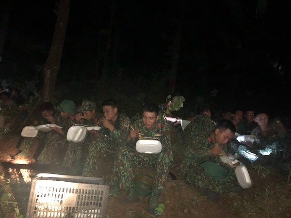 Suất ăn được đoàn viên đem lên tận trên núi cho các chiến sĩ trực chiến Suất ăn được đoàn viên đem lên tận trên núi cho các chiến sĩ trực chiến