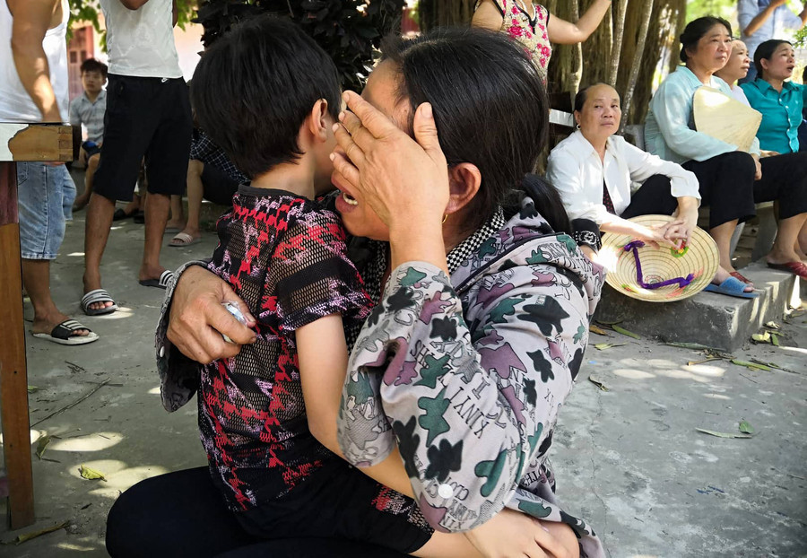 Bà ôm chặt cháu khóc nấc khi hay con trai vẫn mất tích trên biển Bà ôm chặt cháu khóc nấc khi hay con trai vẫn mất tích trên biển